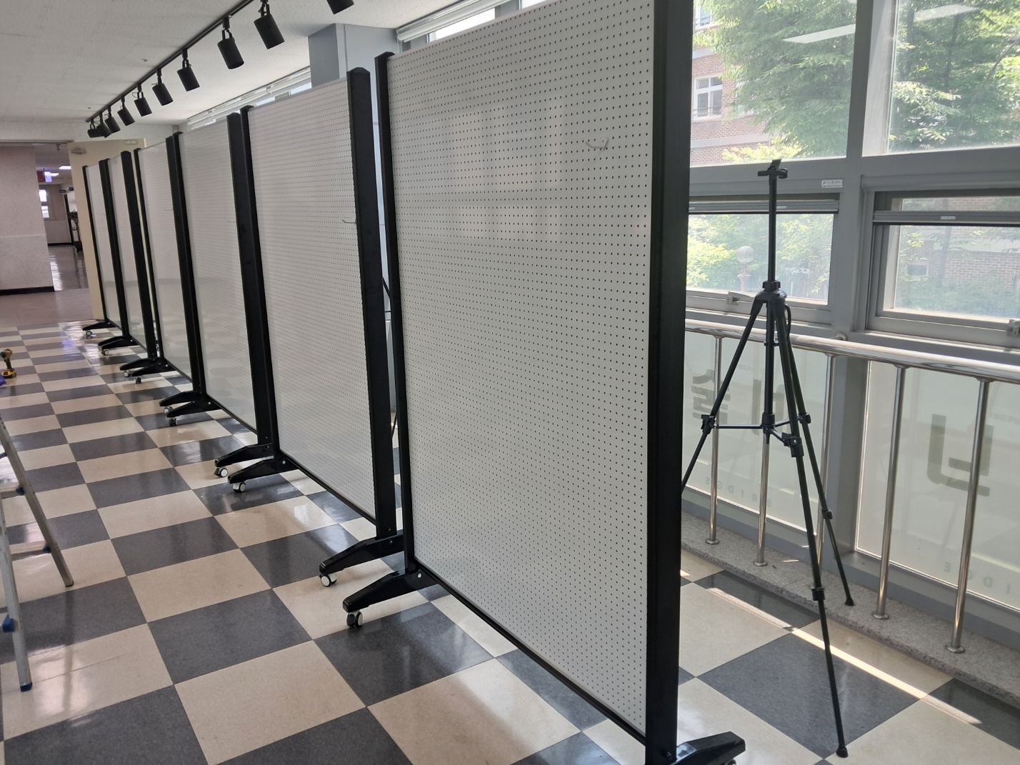 GB-203 양면 이동식 게시판(타공판+화이트보드) 색상: 백색